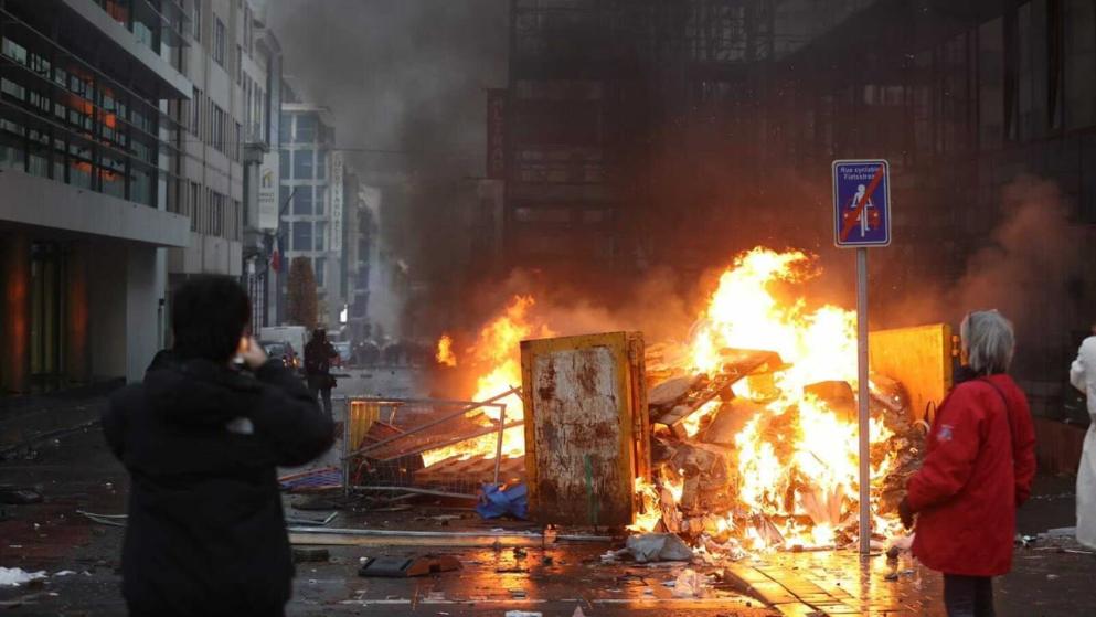Происшествия: Уличные беспорядки и демонстрации: Европа в огне ярости