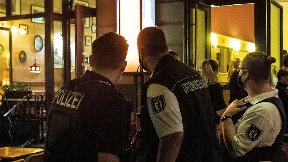 Общество: Парадокс в Берлине: невакцинированные полицейские контролируют правило «2G»