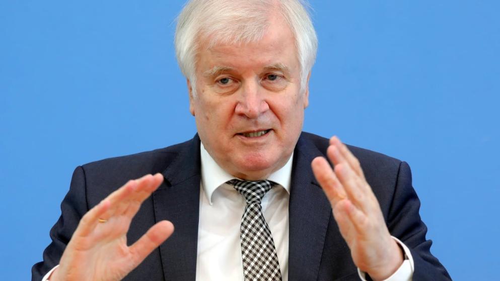Политика: Жесткое заявление Зеехофера: Германия не примет беженцев, застрявших на границе Беларуси с ЕС