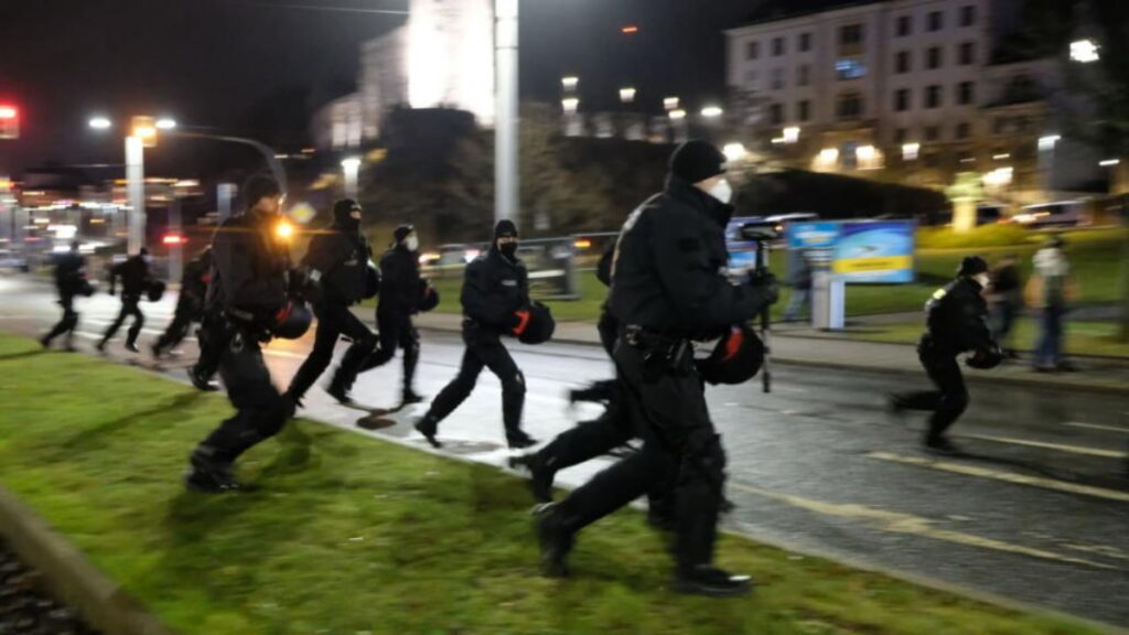Происшествия: Агрессия и нападение на полицейских: в Саксонии и Баварии снова прошли акции протеста против коронавирусных ограничений