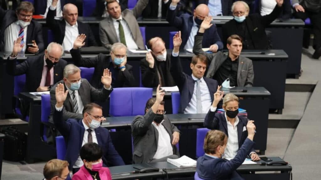 Политика: Никто не хочет сидеть возле АдГ: депутаты новой коалиции требуют изменить рассадку партий в зале Бундестага