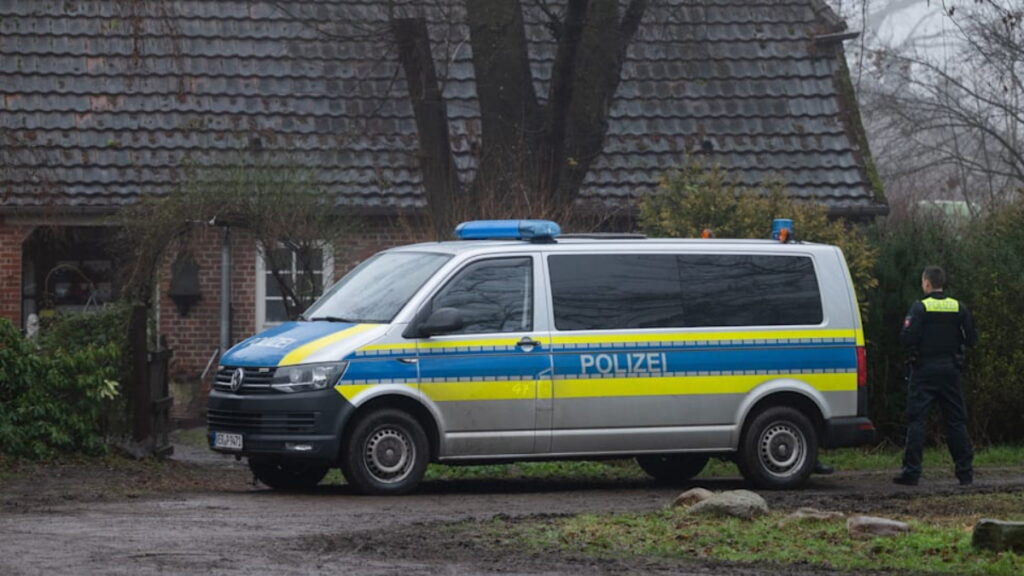 Происшествия: Двойное убийство в Нижней Саксонии: мужчина в черном плаще ворвался в дом и открыл стрельбу