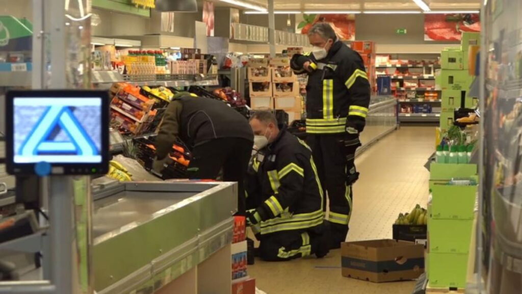 Происшествия: Нижняя Саксония: сотрудника супермаркета укусил паук из ящика с бананами, всех эвакуировали из здания