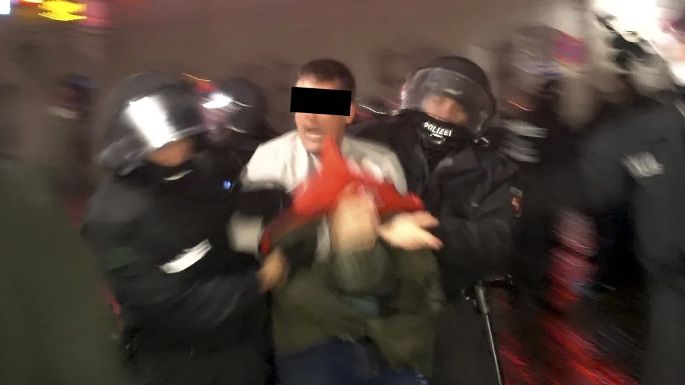 Происшествия: Офицер полиции арестован на демонстрации против карантинных мер: мужчина набросился на своих коллег