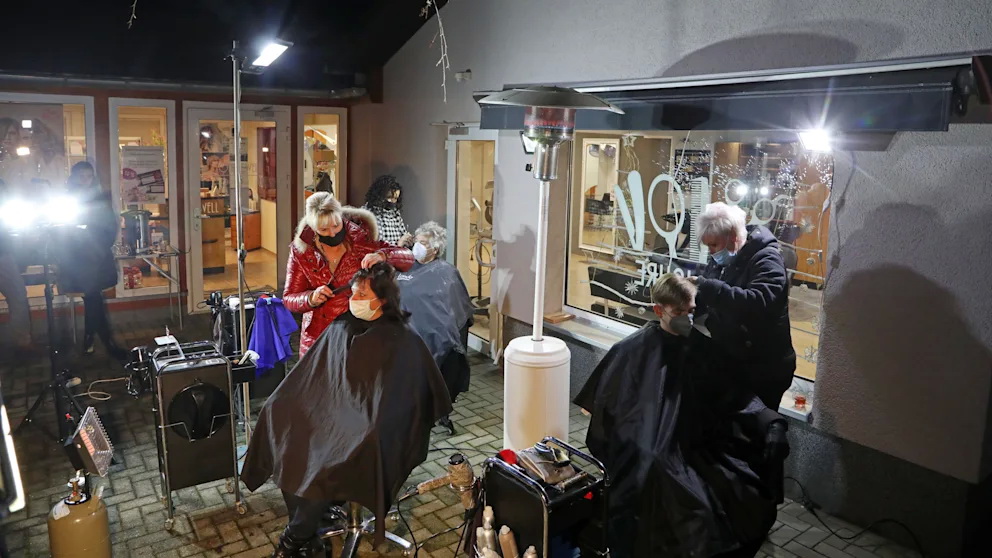 Общество: Из-за карантинных правил парикмахеры вынуждены стричь клиентов на улице в мороз