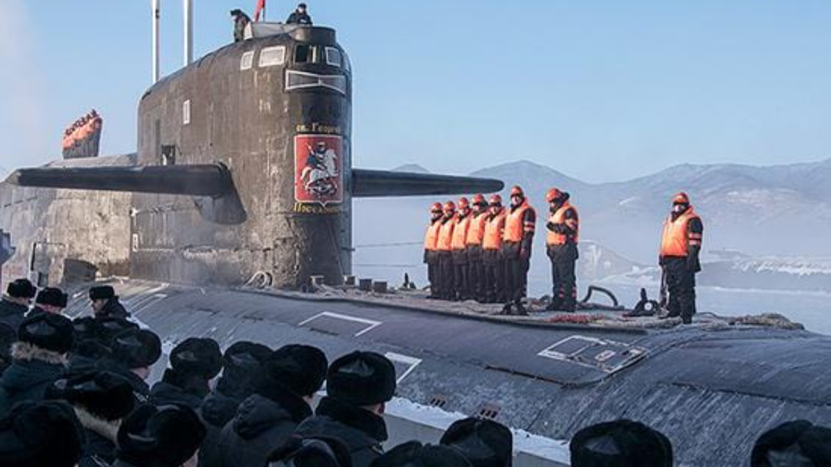 Военный моряк подводник. База подводных лодок на Камчатке Вилючинск. Вилючинск подводная лодка Камчатка. База атомных подводных лодок на Камчатке Вилючинск.
