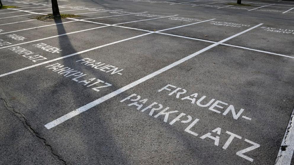 Общество: Законные уловки: на парковочных местах для женщин могут парковаться и мужчины