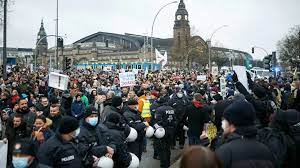 Общество: 5000 антиваксеров вышли на демонстрацию в Гамбурге