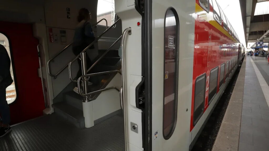 Общество: Дюссельдорф: поезд с 11-месячным малышом в коляске уехал, но родители остались на перроне