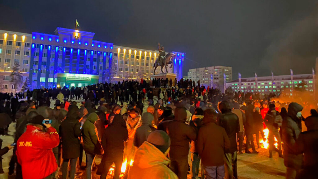 Политика: Революция в Казахстане: правительство в отставке, но протесты продолжаются