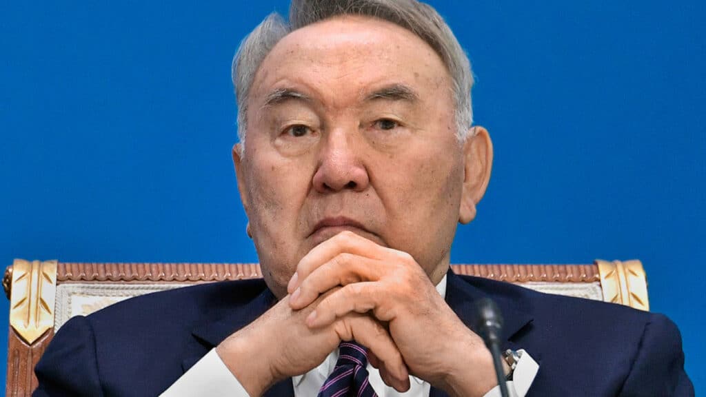 Политика: В Казахстане Назарбаева начали умножать на ноль