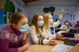 Общество: Более 2000 детей и 132 учителя заражены: в школах Саксонии-Анхальт маски по-прежнему обязательны