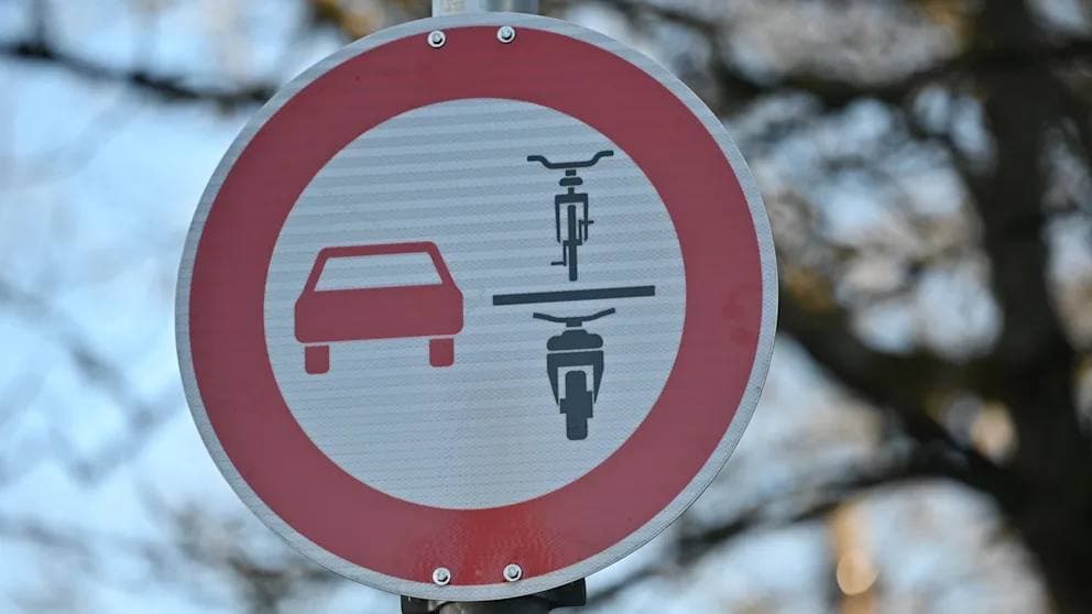 Общество: Обгон запрещен: в Штутгарте появился новый дорожный знак