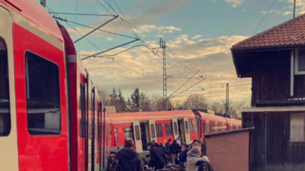 Происшествия: Под Мюнхеном столкнулись два поезда: один человек погиб, десятки людей пострадали