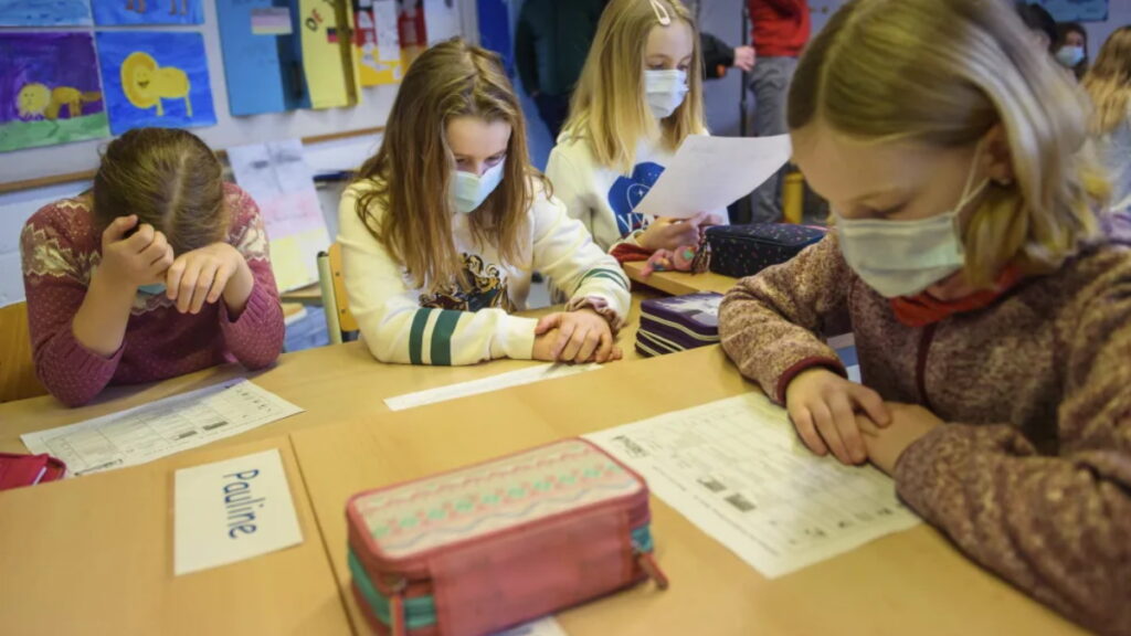 Общество: Хорошие новости для школьников: в Гессене отменят правило на обязательное ношение масок на уроках