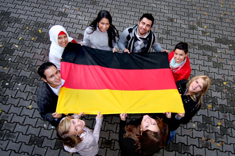 люди держат флаг германии