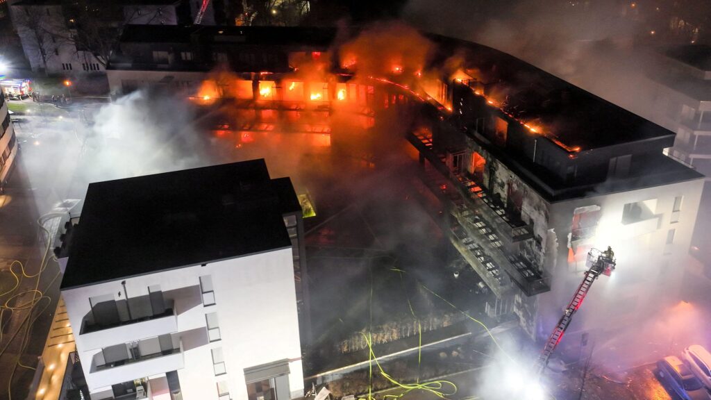 Происшествия: Масштабный пожар в жилом доме Эссена: более 100 пострадавших