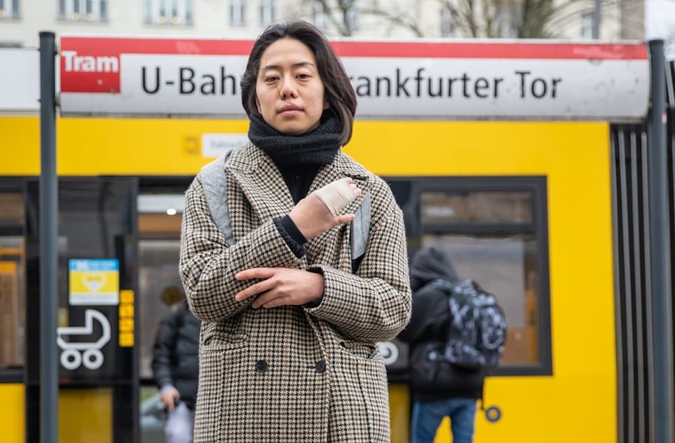 Происшествия: «Инспектор сломал мне палец»: немыслимое нападение на молодую женщину в Берлине