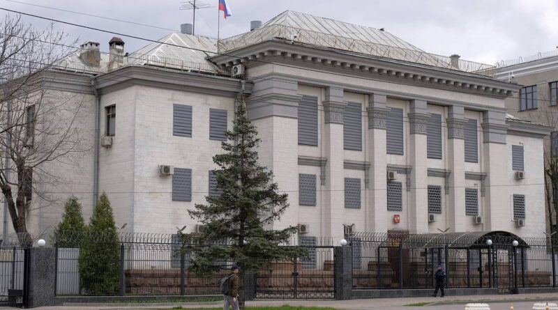 Политика: Россия начала эвакуацию своего посольства из Киева