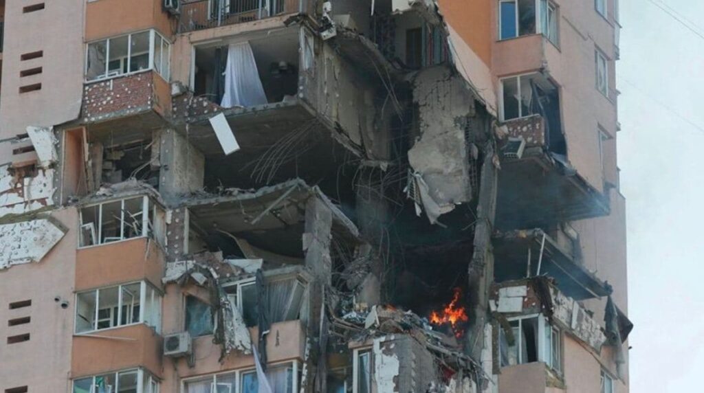 Происшествия: Российская ракета попала в жилой дом в Киеве (фото, видео)