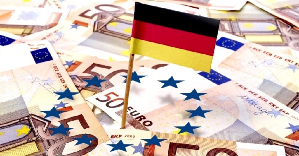 немецкий флаг на купюрах с евро
