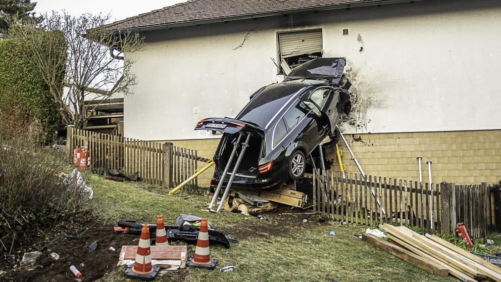 Происшествия: Инцидент в Баварии: автомобиль на скорости врезался в стену дома