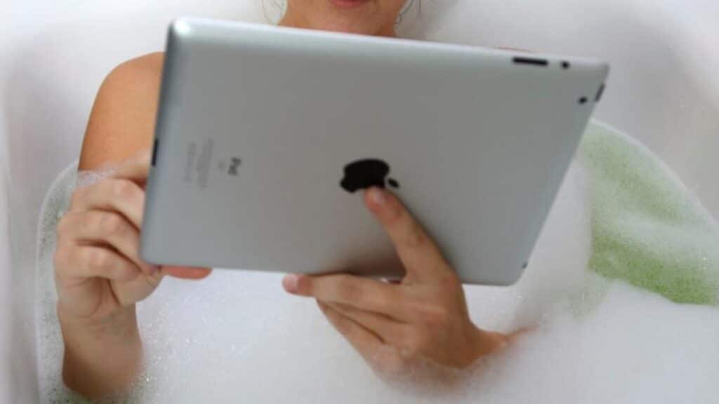 Общество: Можно ли пользоваться планшетом, лежа в наполненной водой ванне