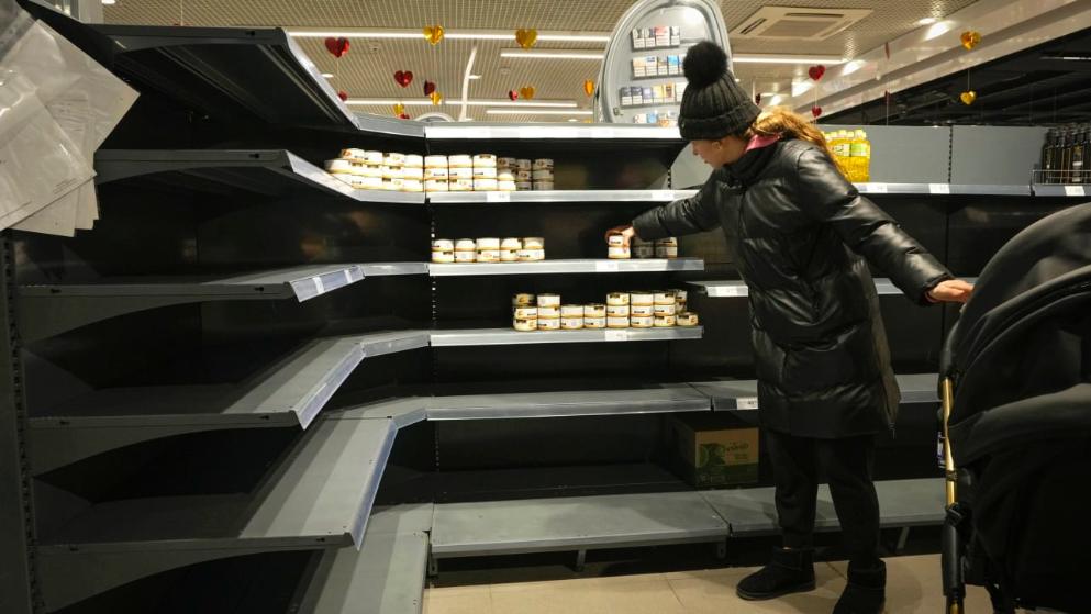 Деньги: Пустые полки в супермаркетах: граждане России уже страдают от западных санкций