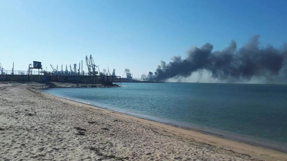 Отовсюду обо всем: Взрывы и огонь в Бердянске: украинцы атаковали русский военный корабль