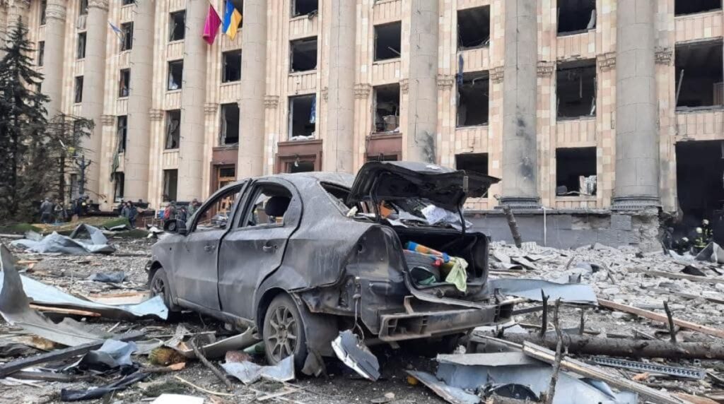 Политика: Ракетный удар по площади Свободы в Харькове: разрушено здание ОГА