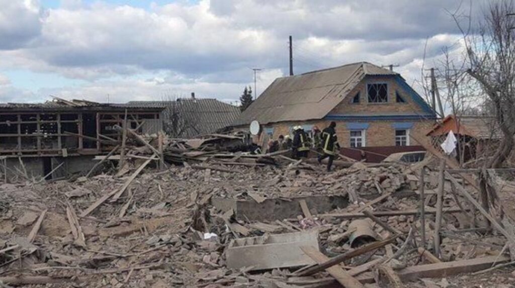 Отовсюду обо всем: В Бородянке из-под завалов достали и эвакуировали свыше 200 человек