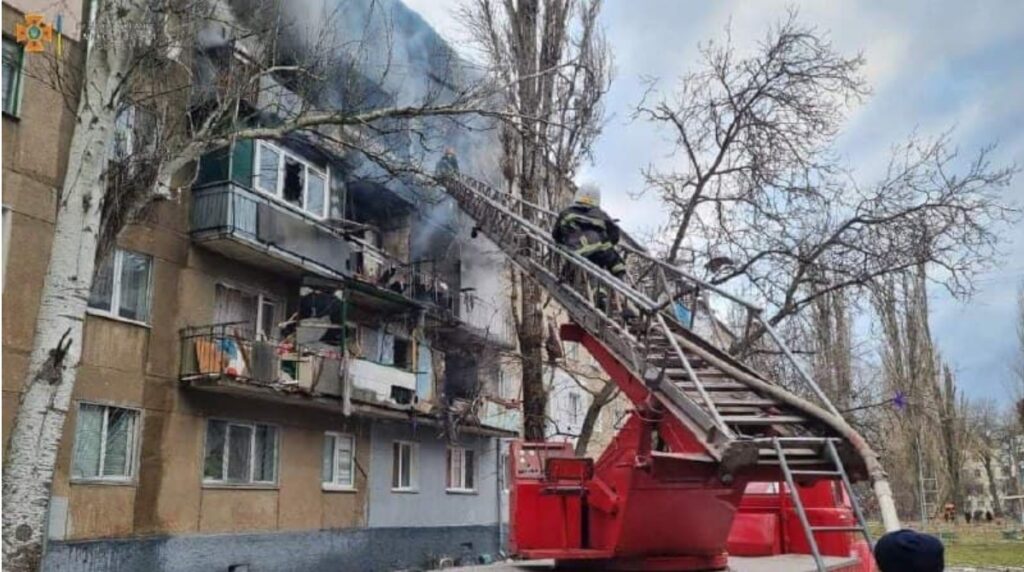 Отовсюду обо всем: Николаев проснулся от обстрелов из "Смерчей": горят жилые дома