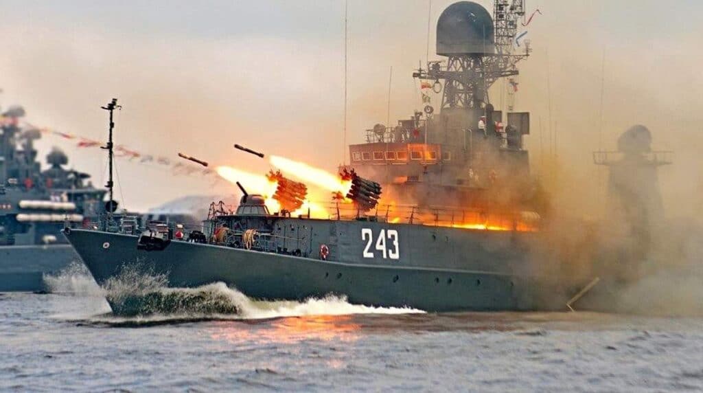 Отовсюду обо всем: Российские оккупанты принялись обстреливать Украину с кораблей