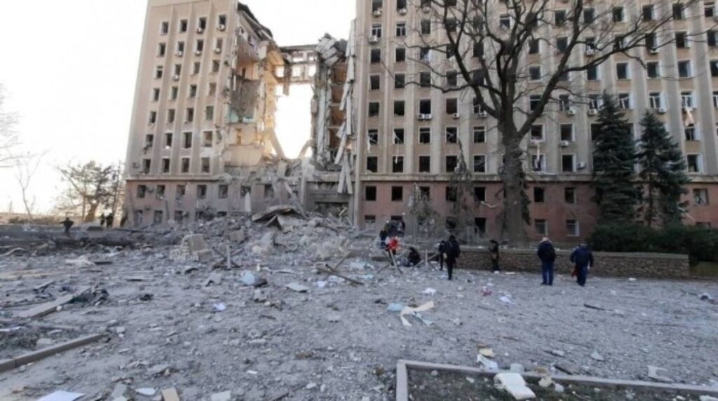 Отовсюду обо всем: Ракетный удар пробил насквозь здание облгосадминистрации в Николаеве