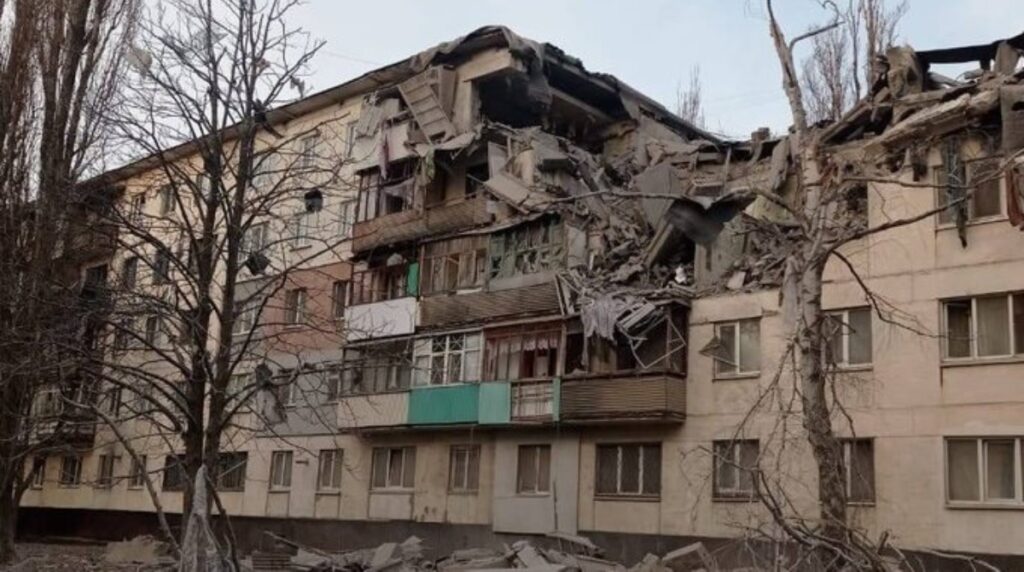 Отовсюду обо всем: Российские оккупанты накрыли огнем жилые районы в Лисичанске