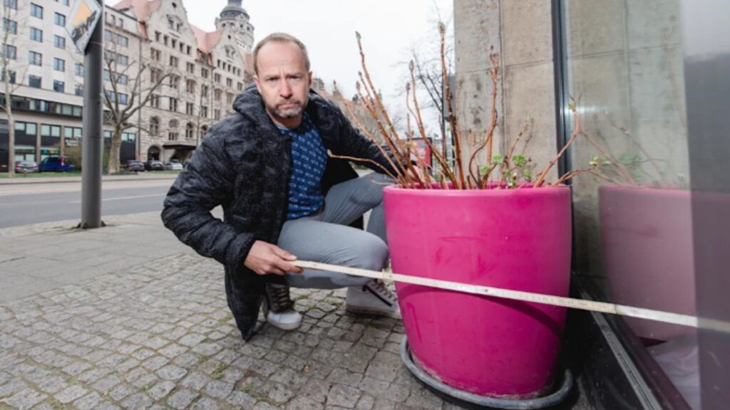 Общество: Продавца из Лейпцига оштрафовали на €83 за цветочные кашпо у его магазина