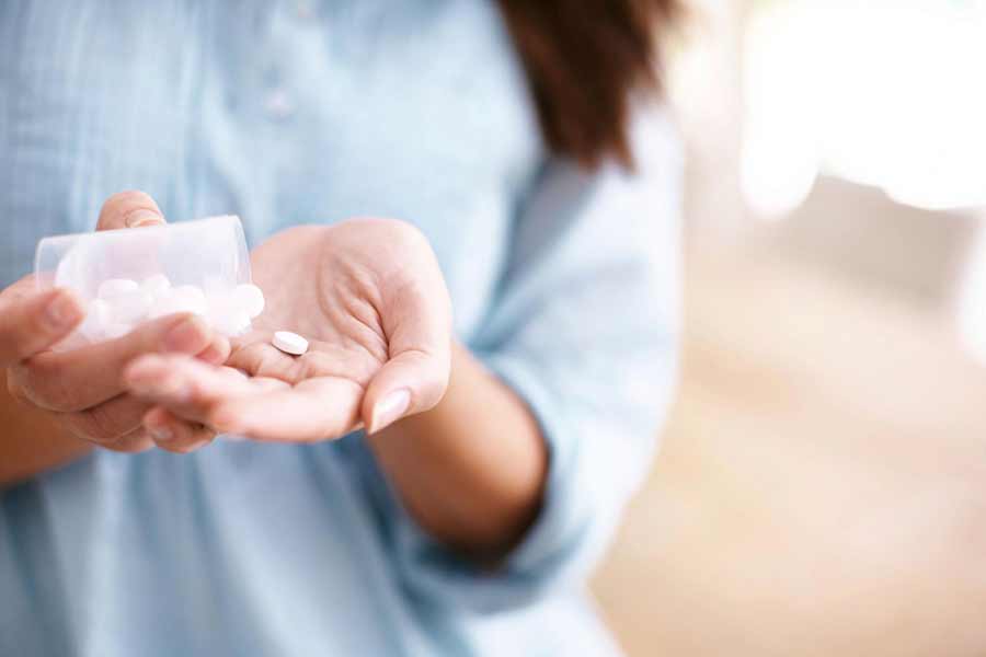 таблетки в руках у женщины