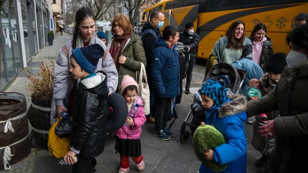 Общество: Спасение от Путина: 120 детей-сирот прибыли в Берлин