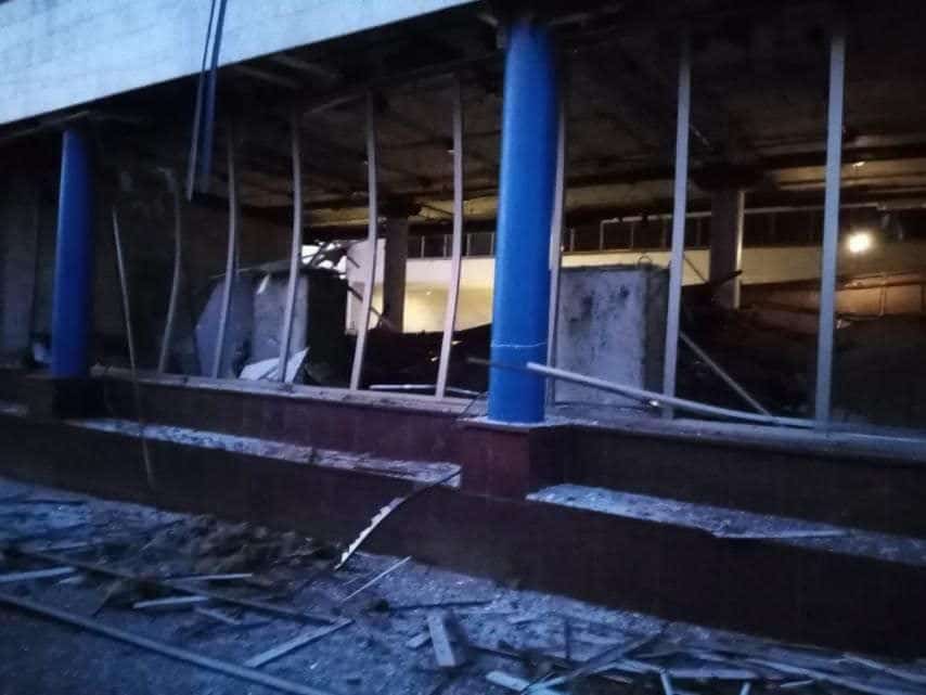 разбитый фасад станции метро в киеве
