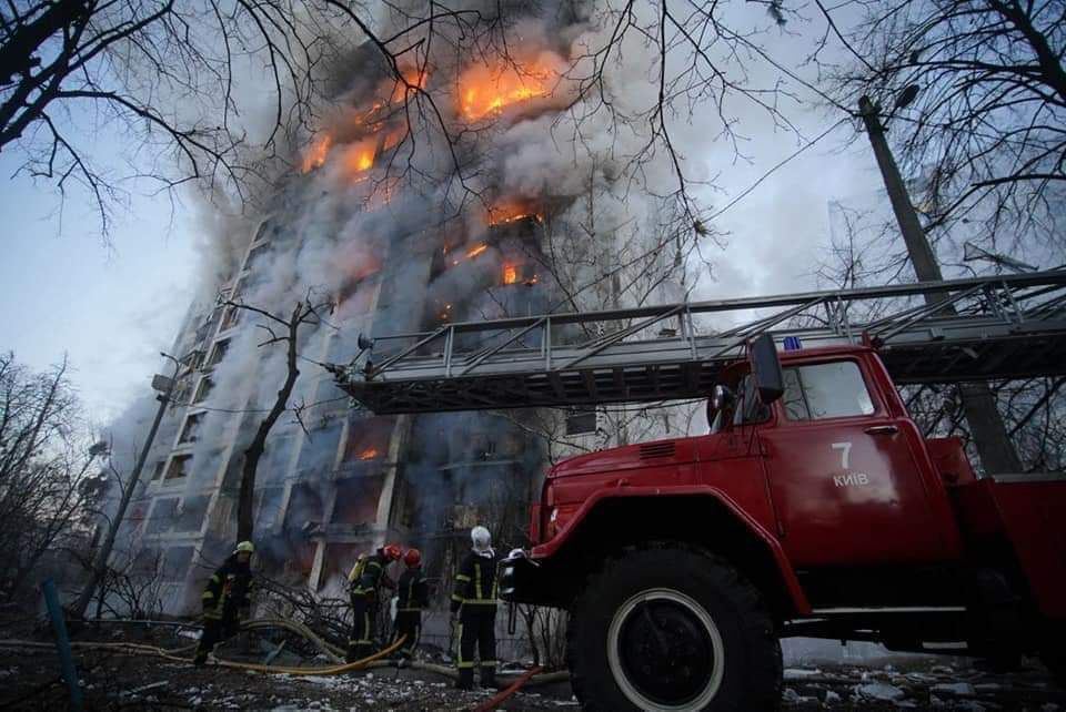 пожарная машина возле горящего дома