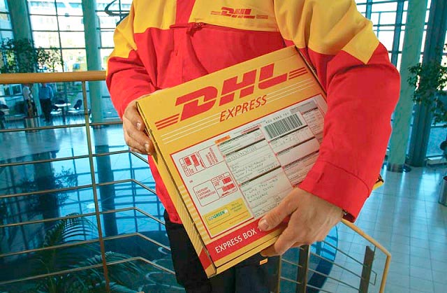 мужчина с коробкой DHL