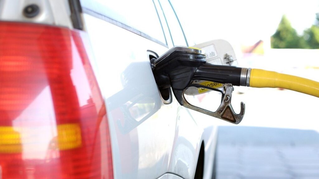 Общество: Эксперты предупреждают: вскоре бензин может подорожать до €2,5