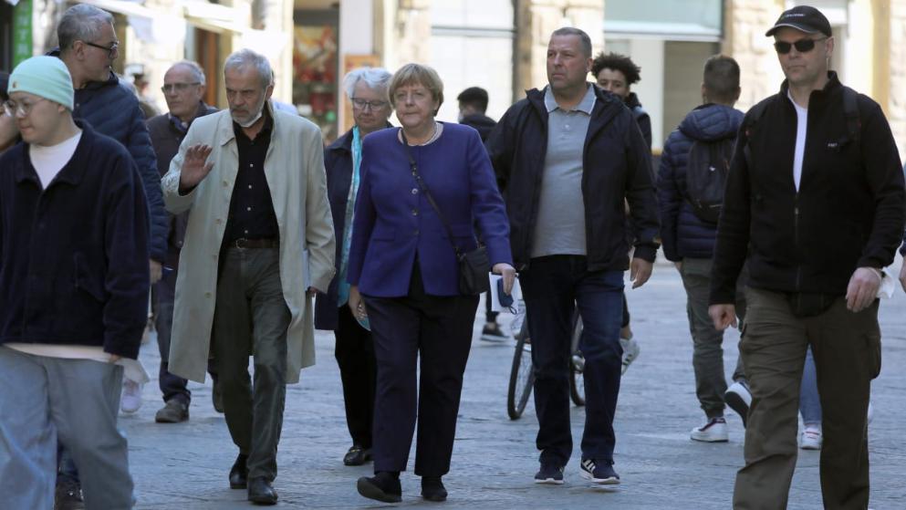 Общество: Солнечная Италия вместо кровавой Украины: Меркель наслаждается отпуском