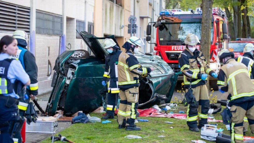 Происшествия: В Эссене автомобиль свалился с многоэтажной парковки: погибли двое тинейджеров