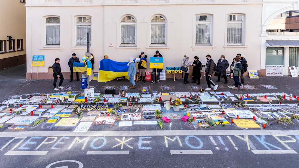 Происшествия: «Не финансируйте убийц»: акция протеста у российского консульства во Франкфурте