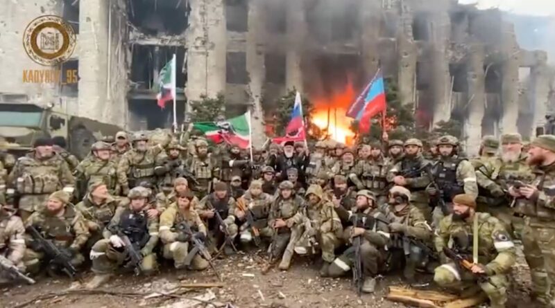 Отовсюду обо всем: Кадыровцы празднуют сомнительную победу: безумное шоу на развалинах Мариуполя 