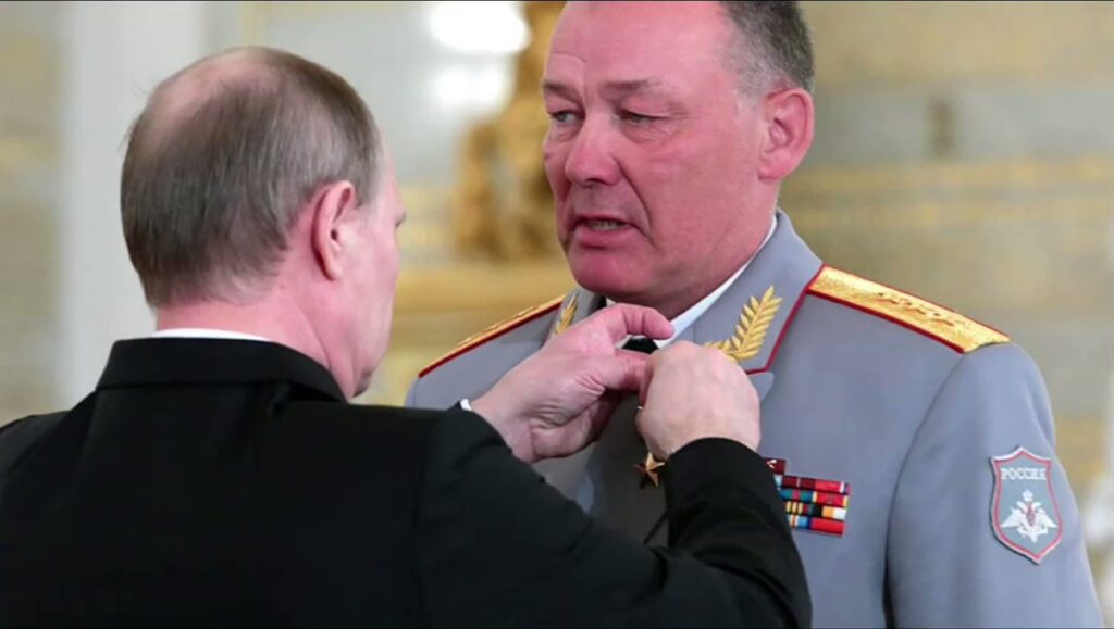 путин награждает дворникова медалью