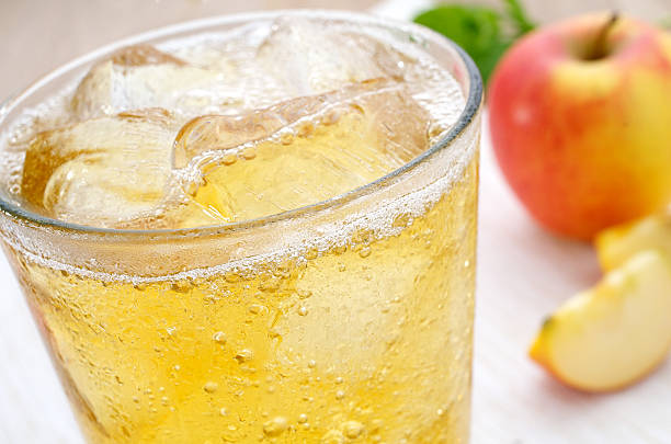 стакан с яблочным соком и льдом