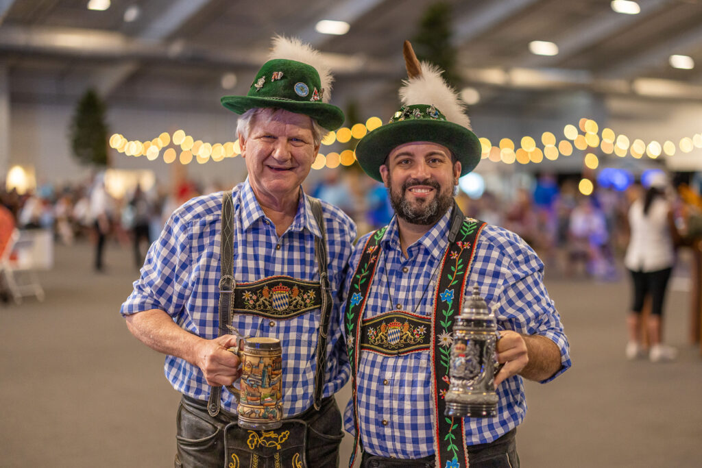 два мужчины в немецких костюмах с бокалами пива
