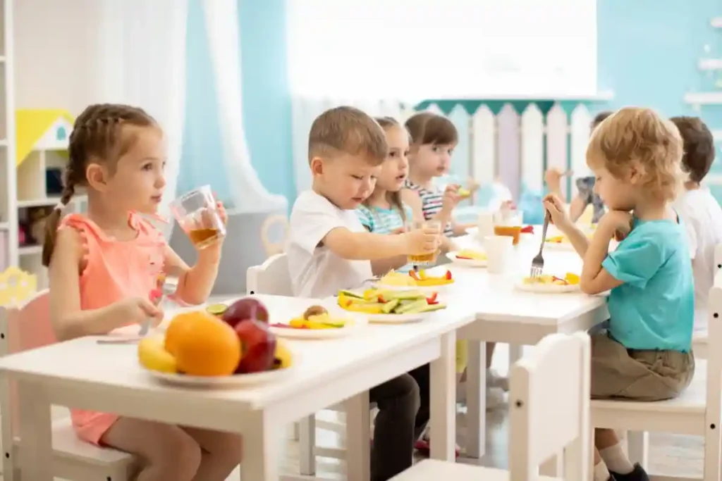 дети едят за столами